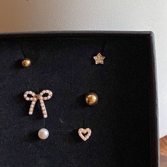 💛 Gold Plated Pearl & CZ Asymmetrical Earring Set - Picture 2 of 4